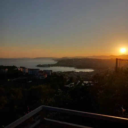 Sea View Apartment *